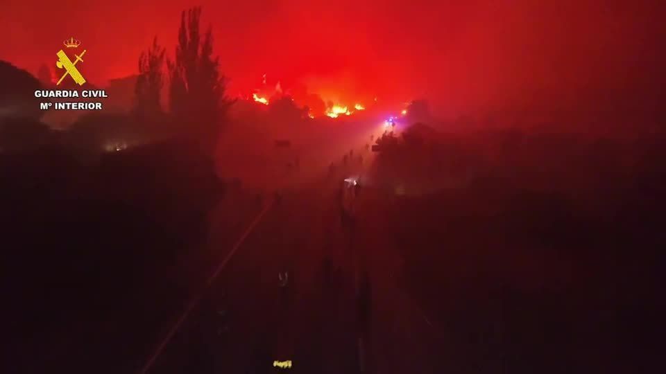 Vídeo de drone mostra incêndio se alastrando na Espanha.