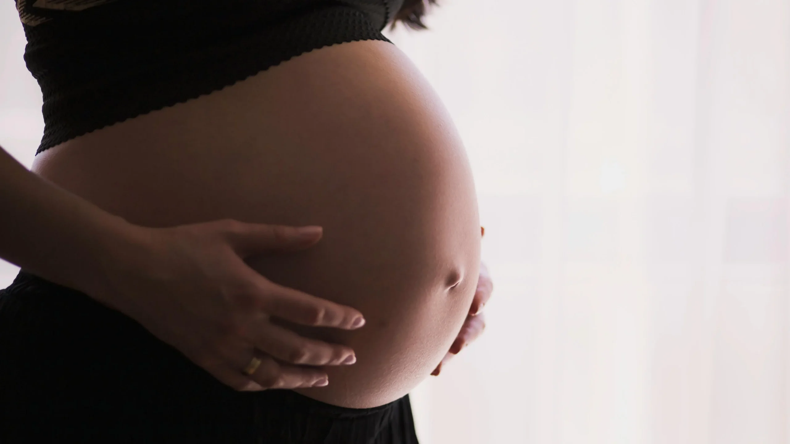 83% das mulheres que tiveram gravidez precoce perderam emprego e apoio