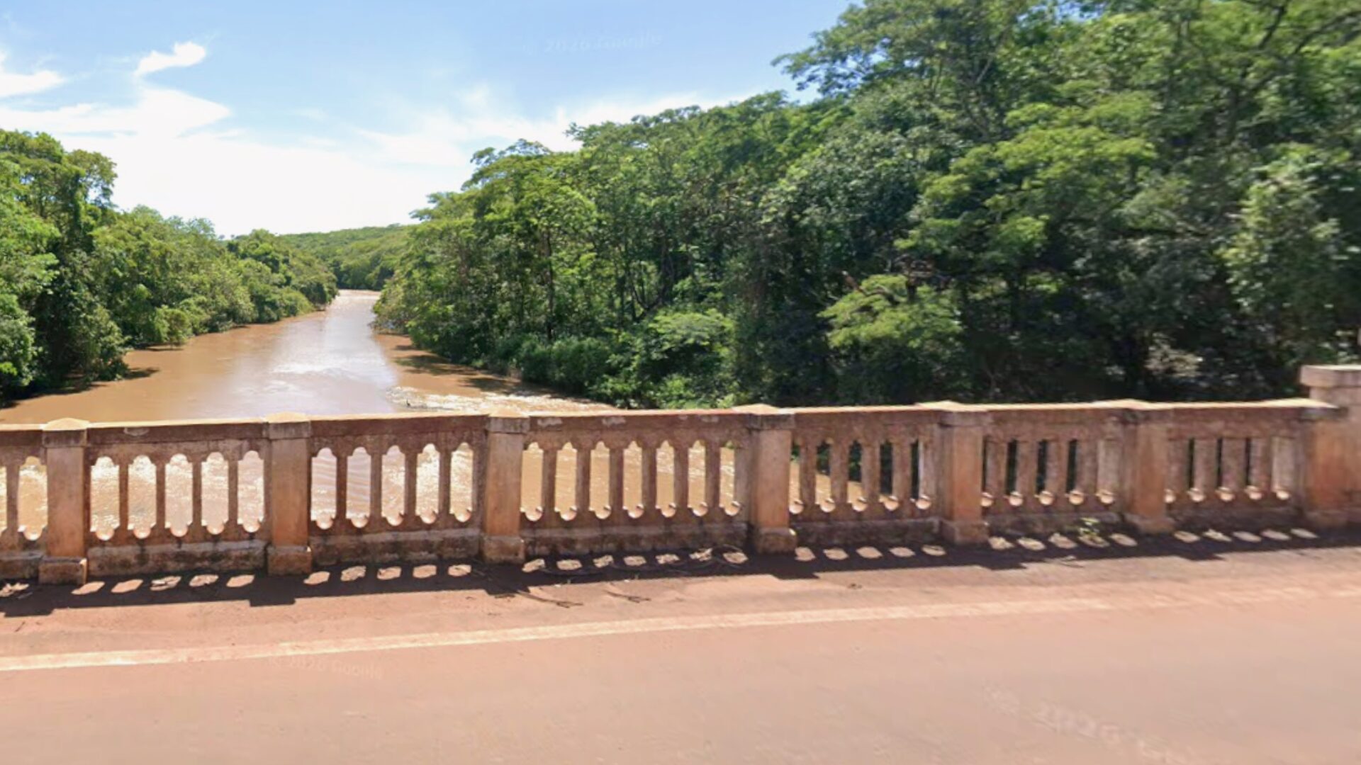 Mulher é jogada de ponte após ser retirada de boate em MG