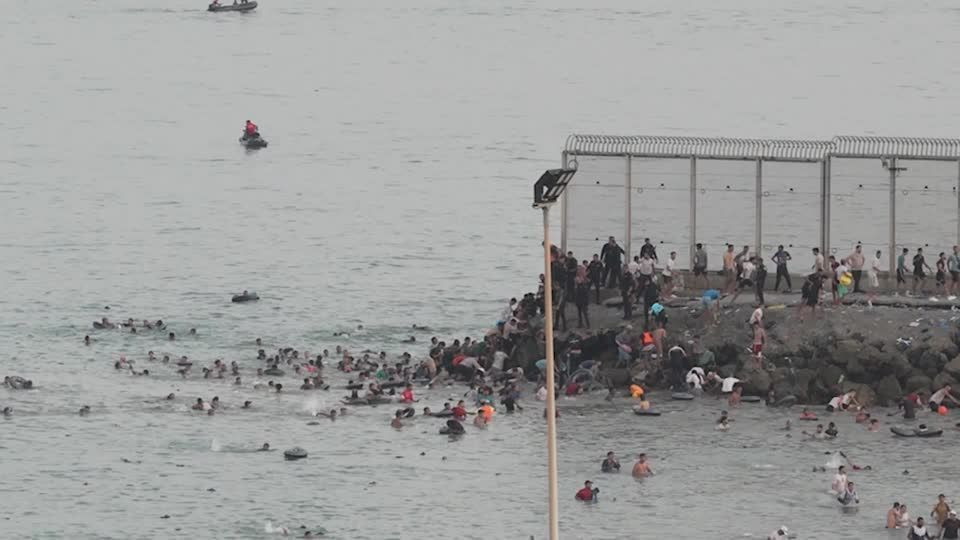 Travessia de migrantes é violação da soberania da Espanha