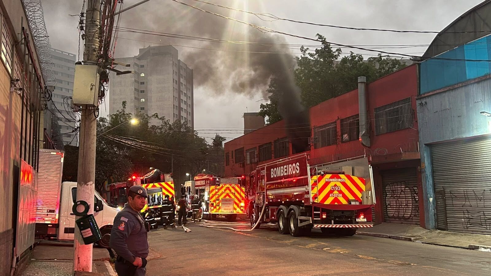 Incêndio atinge galpão no Bom Retiro e causa grandes danos