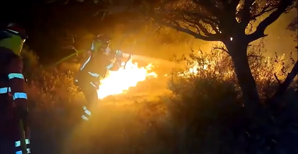 Bombeiros combatem incêndios florestais em regiões da Espanha com eficácia