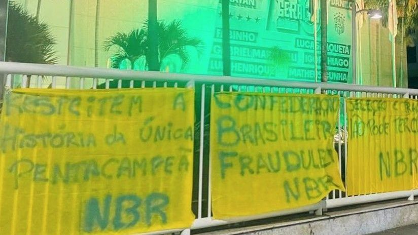 Sede da CBF é alvo de protesto após queda do Brasil na Copa: Insatisfação geral