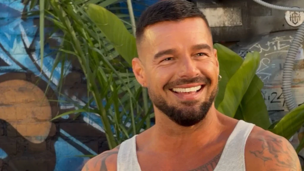 Ricky Martin surpreende ao fazer gesto ousado durante show