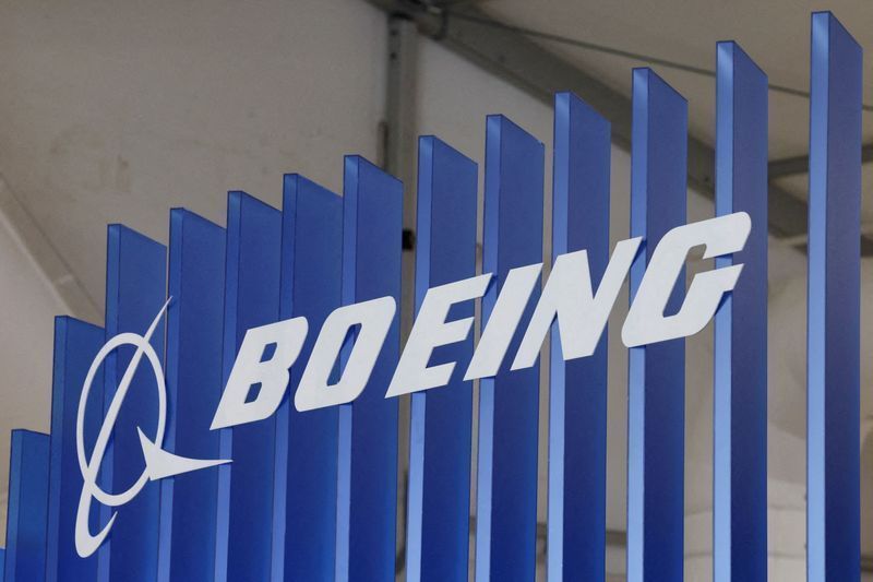 Boeing tem prejuízo de US$ 428 milhões, mas receita cresce 8%