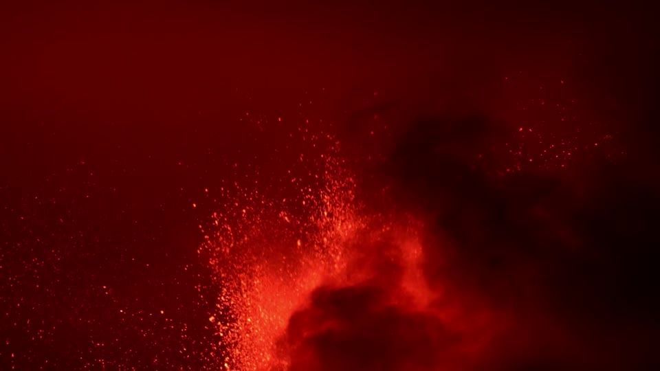 Cinzas do vulcão Etna fecham aeroporto e afetam turismo nas férias