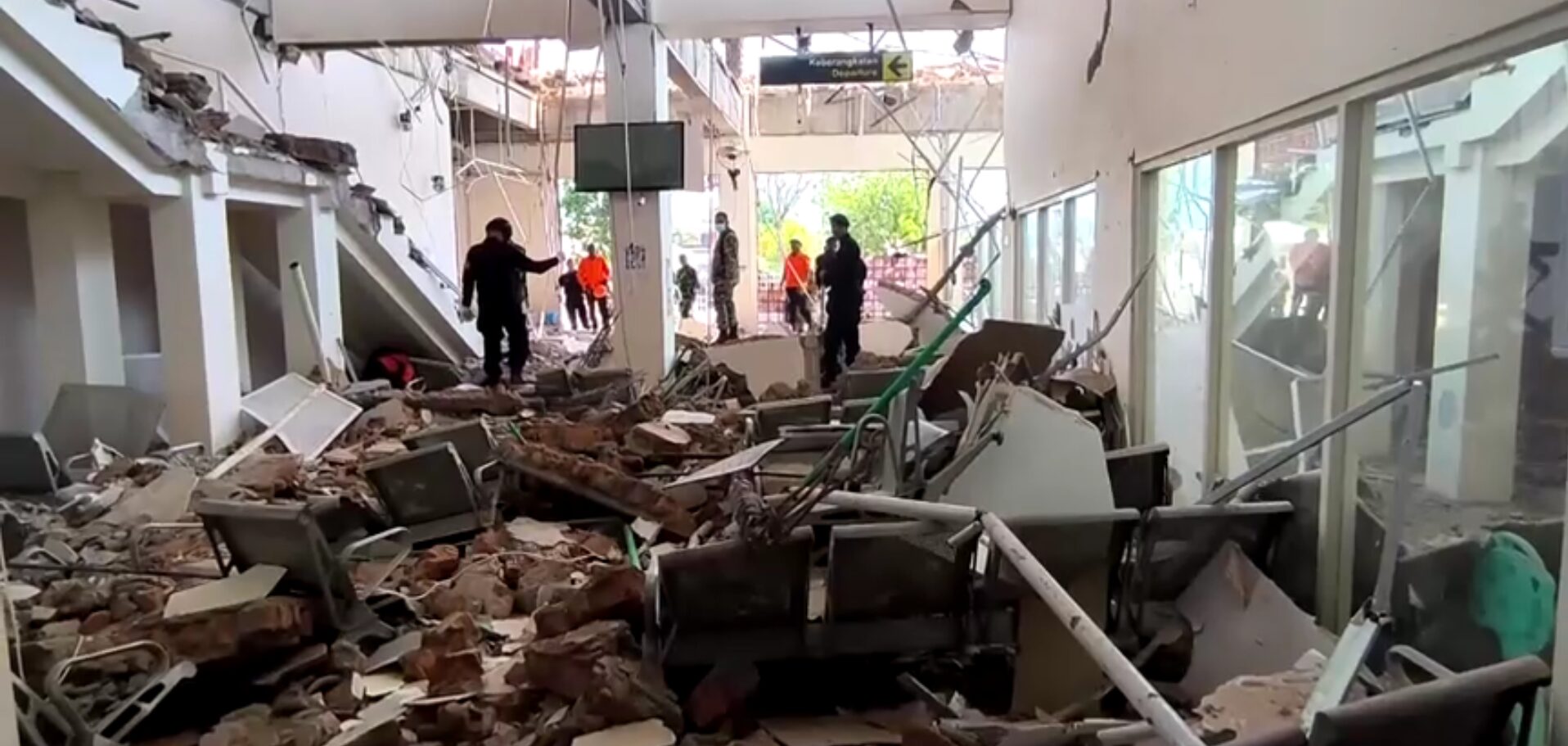 Sobreviventes continuam a ser buscados após terremoto na Indonésia