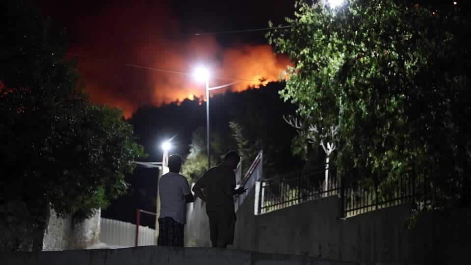 Incêndio florestal na Albânia: moradores evacuam em segurança