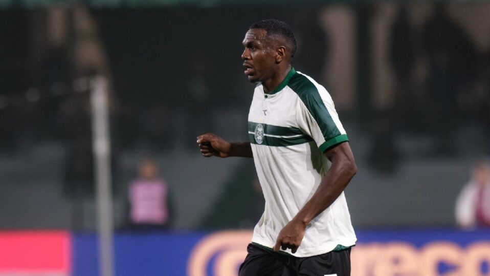Zagueiro do Coritiba joga contra São Paulo após queda de confiança
