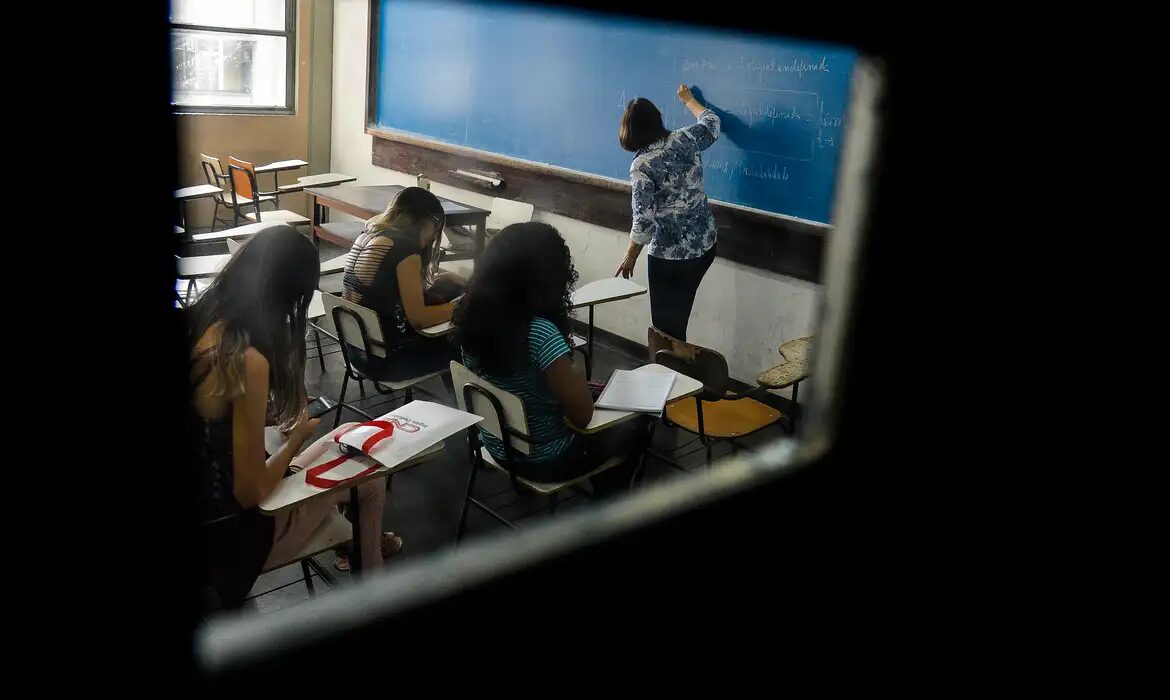 64,8% dos alunos saem do ensino médio sem aprender português