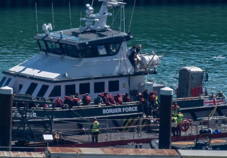 Guarda Francesa resgata 157 migrantes em barco em chamas