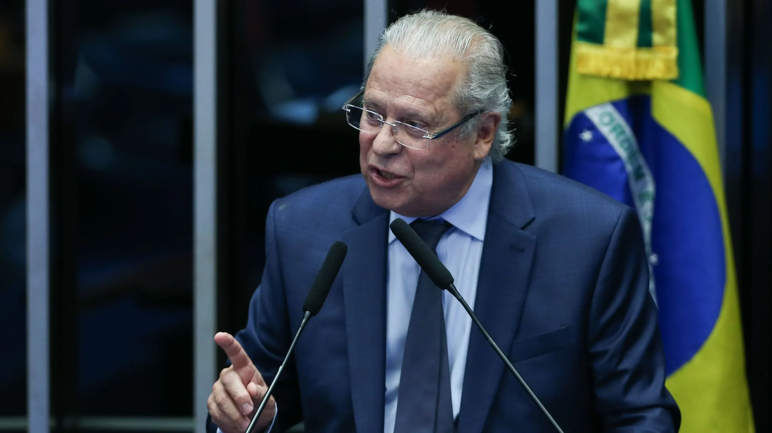 José Dirceu anuncia fim de tratamento contra linfoma com otimismo