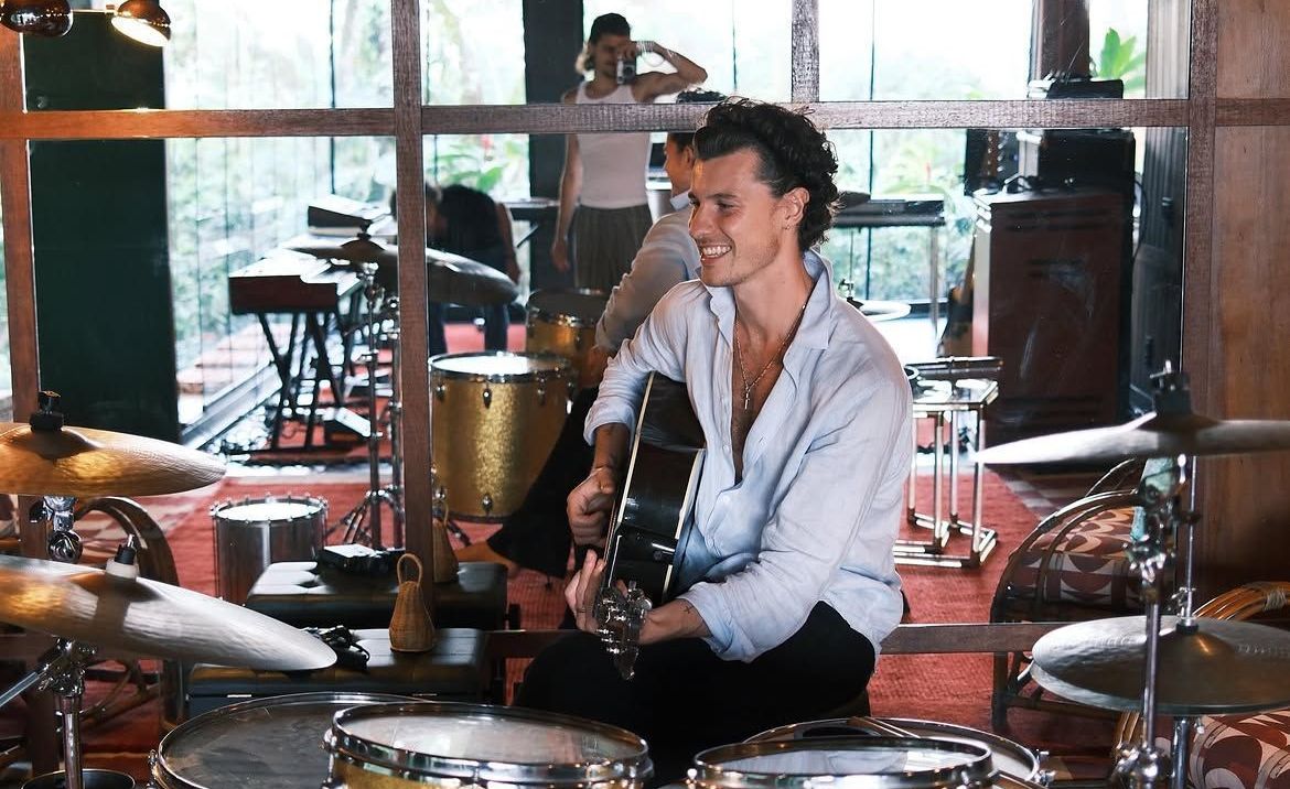 Shawn Mendes surge em estúdio no Brasil e novidades aguardam fãs