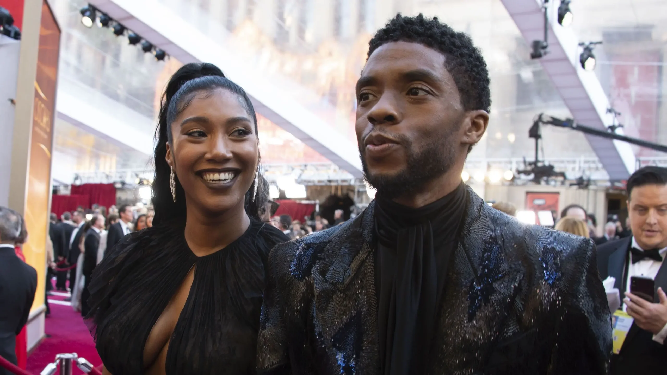 Viúva de Chadwick Boseman discute herança com a família do ator