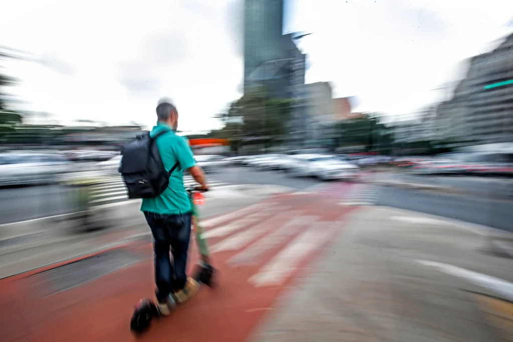 CET começa a fiscalizar bicicletas elétricas e patinetes na SP