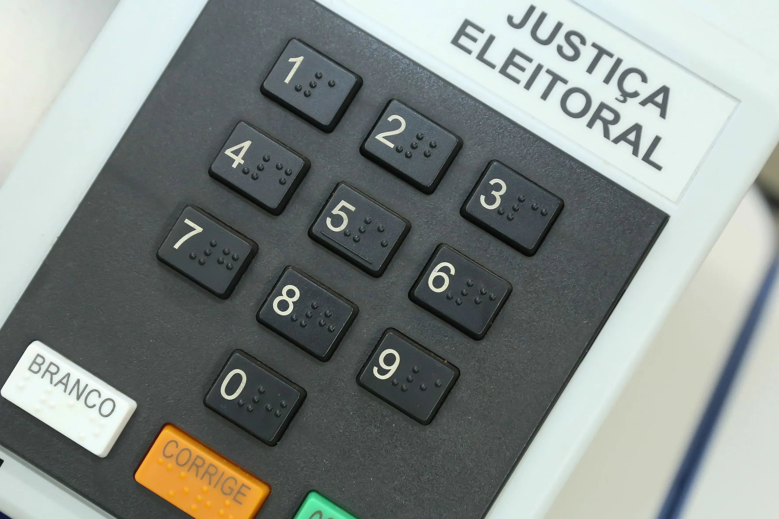 A urna eletrônica começa pelos deputados: entenda a ordem do voto