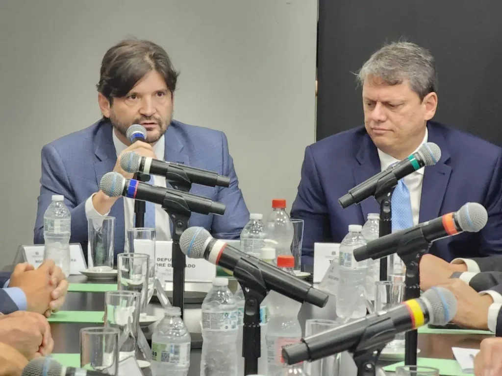 Tarcísio e André do Prado discutem sucessão na Alesp: PL avança