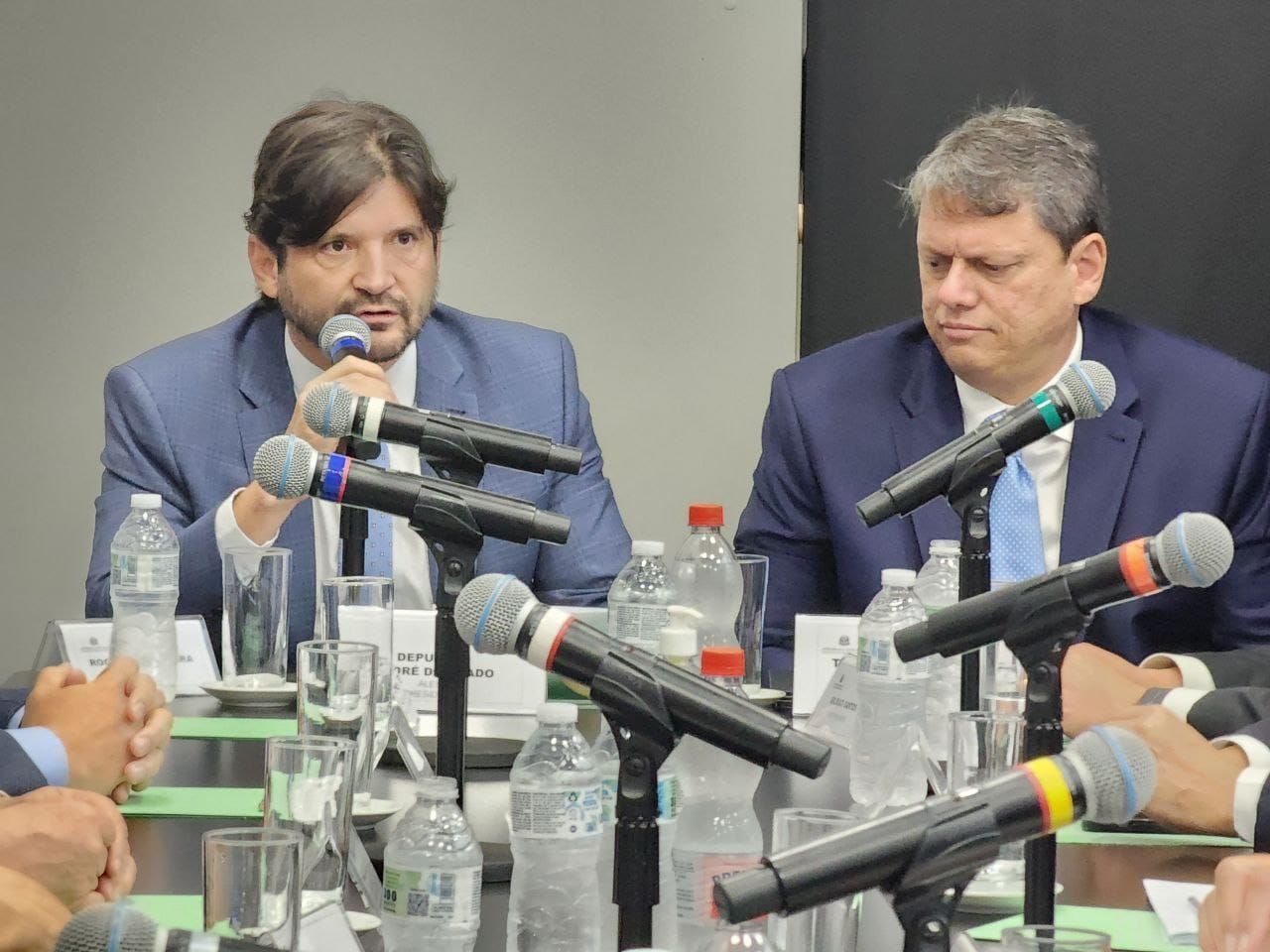 Tarcísio e André do Prado discutem sucessão na Alesp: PL avança
