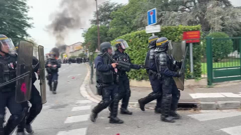 Onda de violência fecha mais de 400 escolas na França: Entenda os motivos