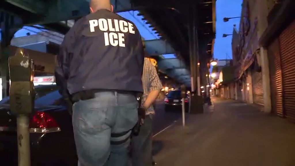 Agente do ICE atira em homem com criança em carro em NY