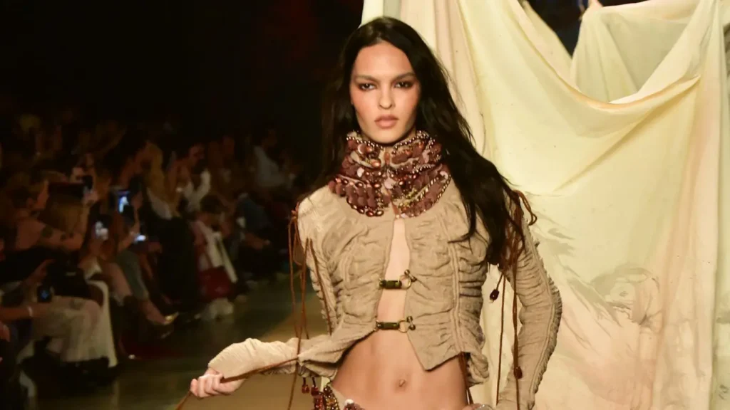 Modelo trans Liya Santos brilha com recorde de desfiles no SPFW