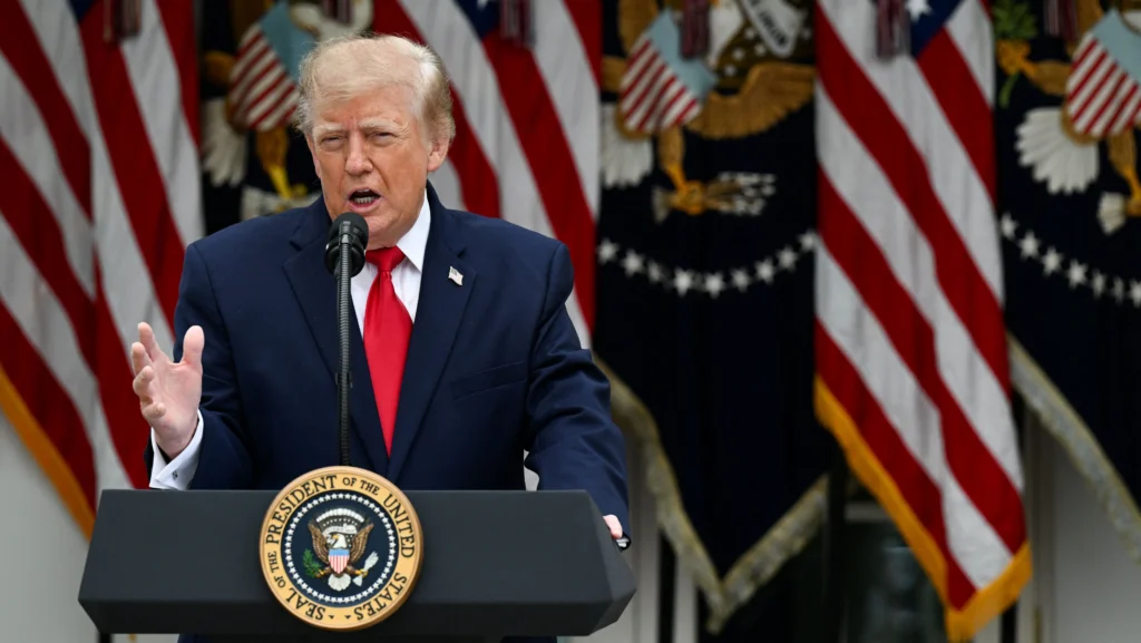 Pesquisa CNN: Índice de aprovação de Trump atinge novos baixos