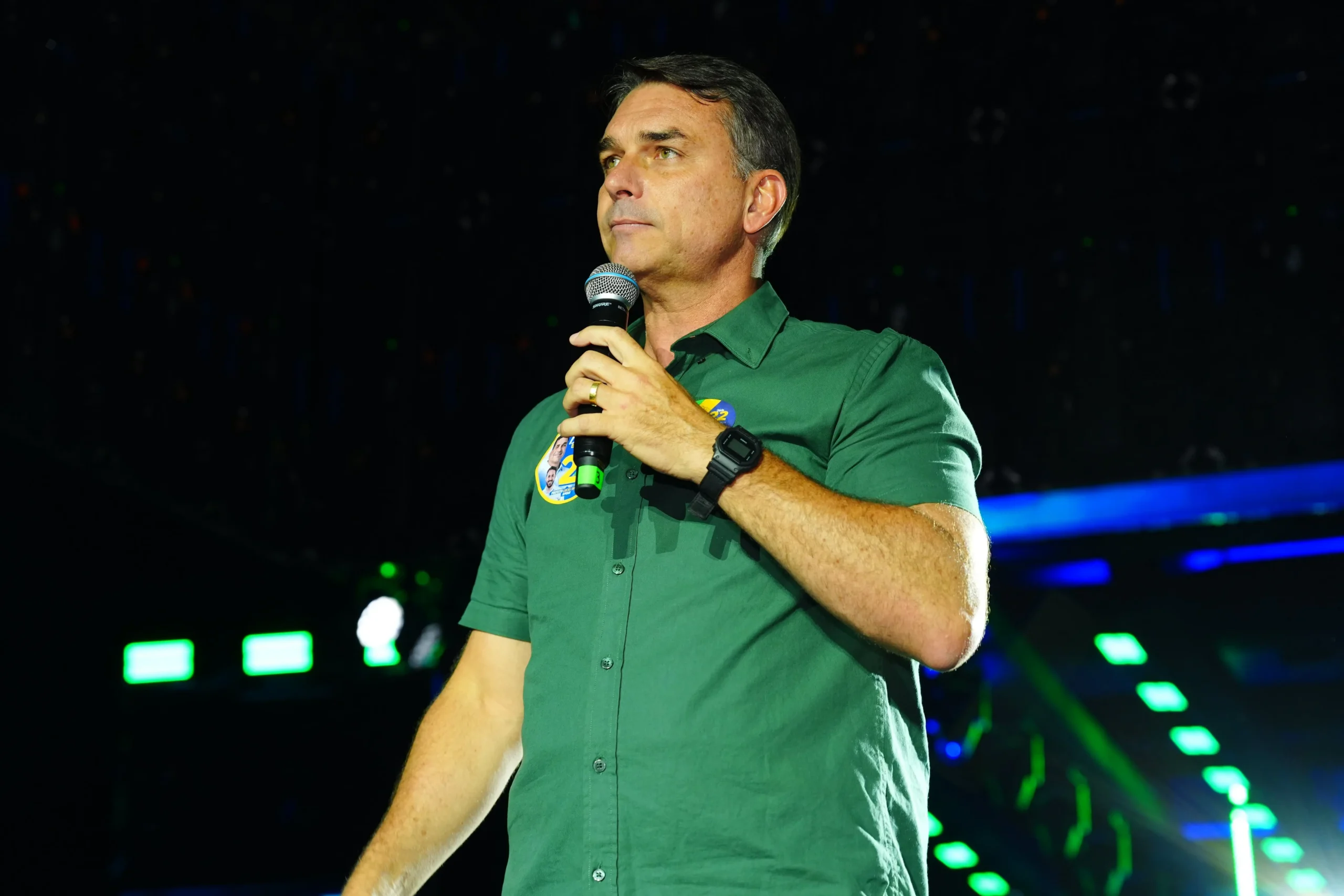 Capital e sede da campanha: Flávio ignora atos em Brasília