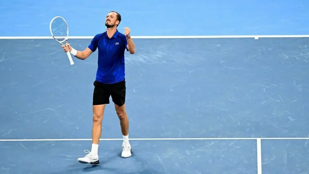 Medvedev bate Paul e avança para semi em Xangai