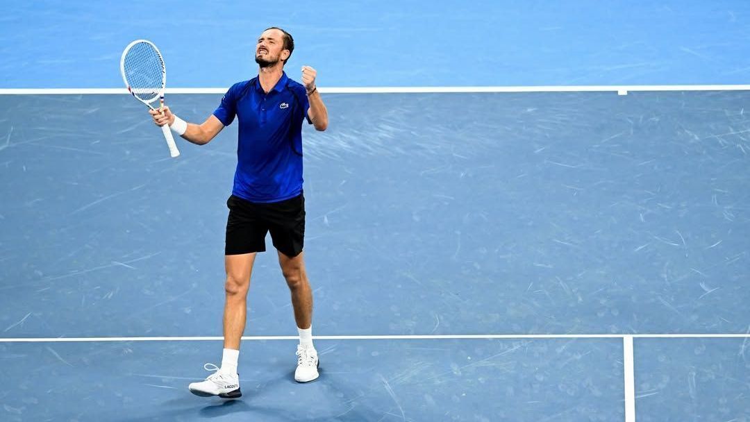 Medvedev bate Paul e avança para semi em Xangai