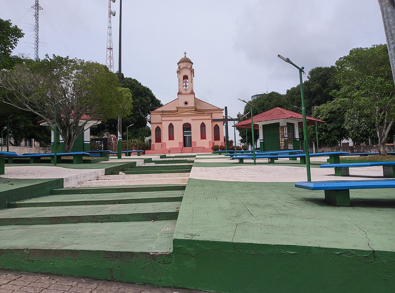 Praça e igreja no centro de Manacapuru, no Amazonas