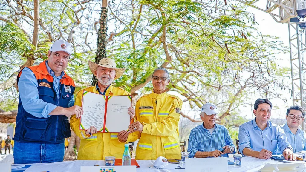 Lula, Marina Silva e autoridades na assinatura de lei sobre incêndios florestais