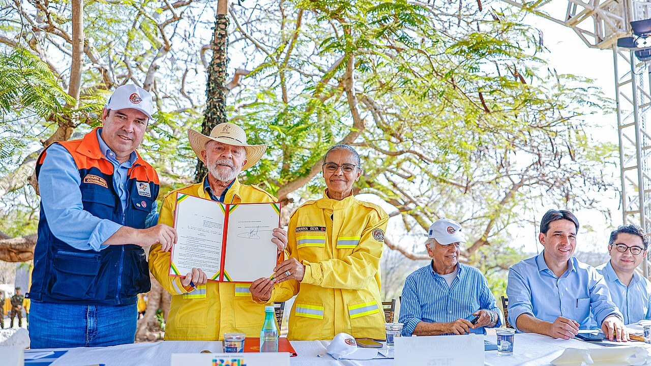 Lula, Marina Silva e autoridades na assinatura de lei sobre incêndios florestais