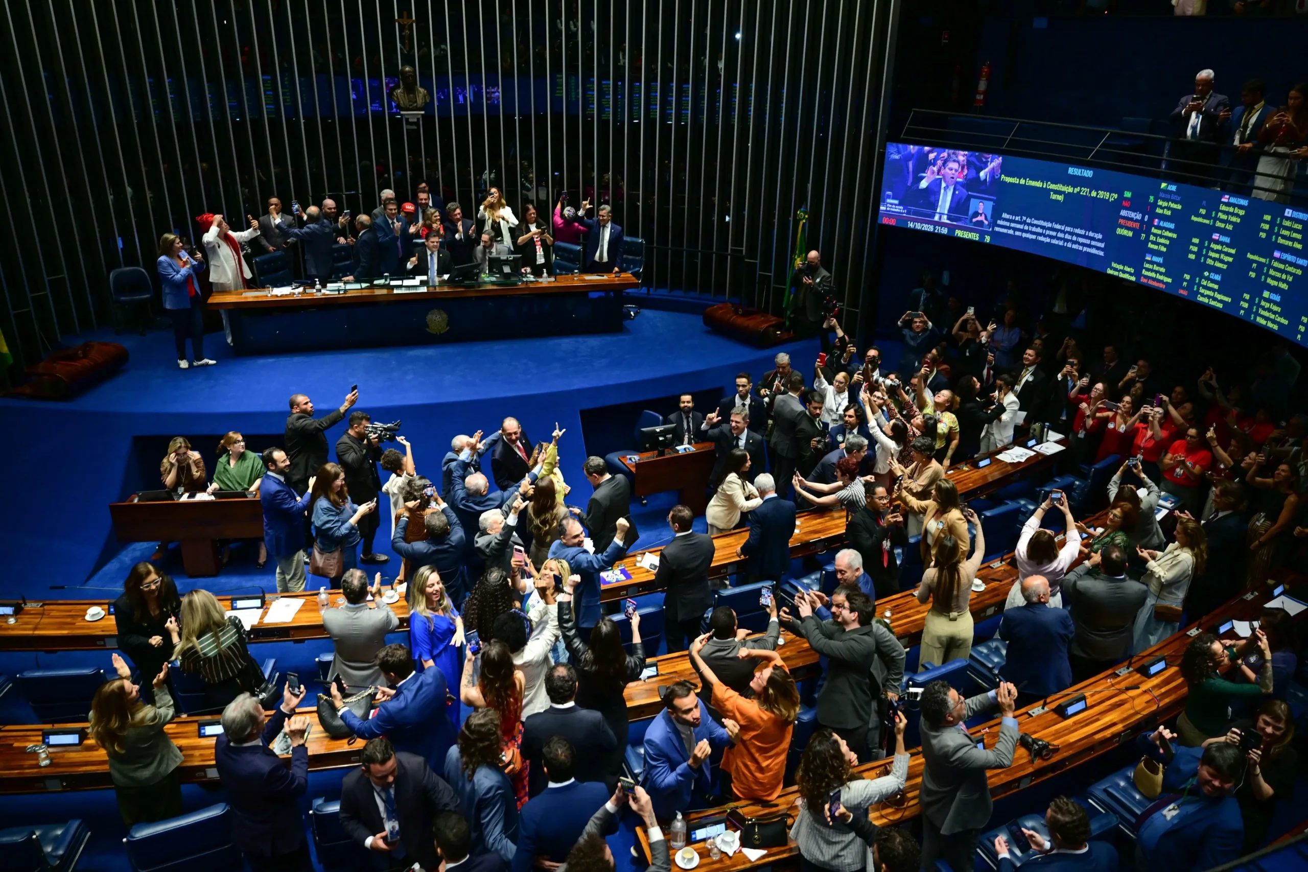 Congresso promulga PEC que acaba com a escala 6×1: entenda as mudanças