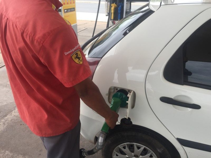 Governo inicia em janeiro testes para mistura de etanol na gasolina