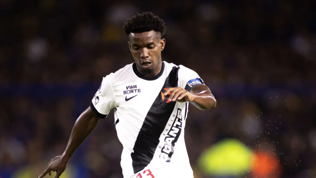Thiago Mendes, capitão do Vasco, enfrenta racismo após provocação