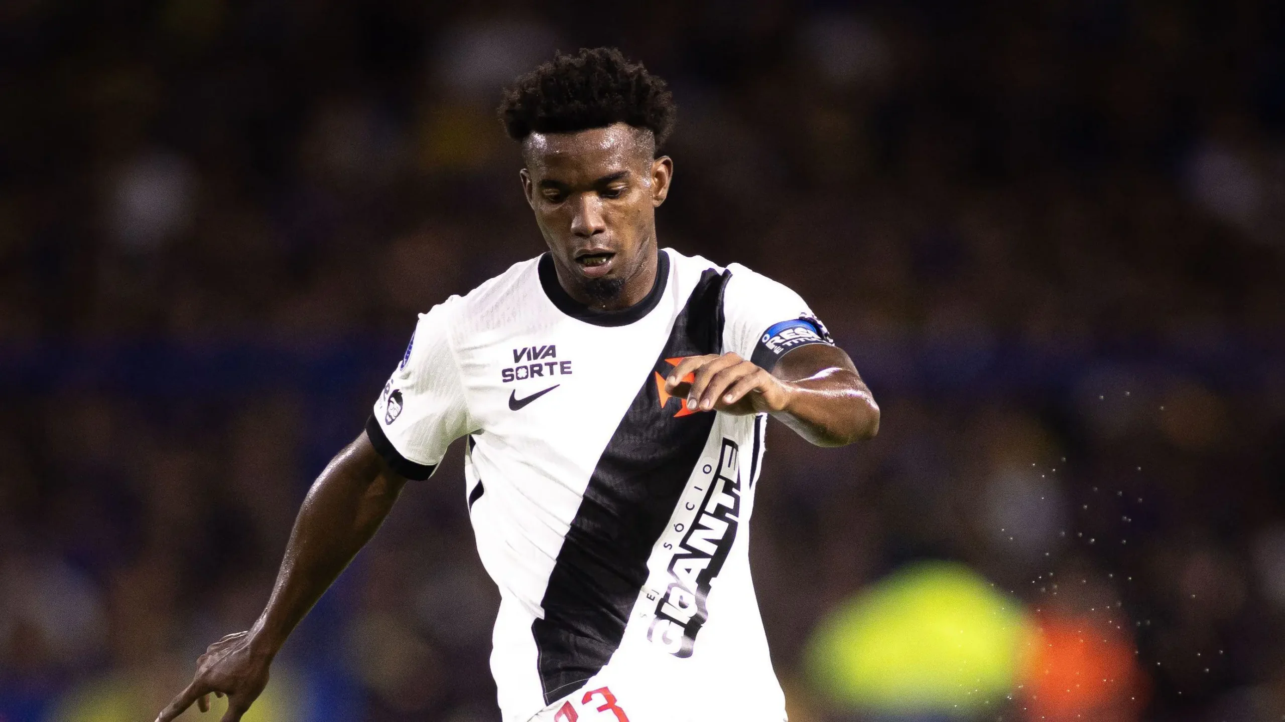 Thiago Mendes, capitão do Vasco, enfrenta racismo após provocação